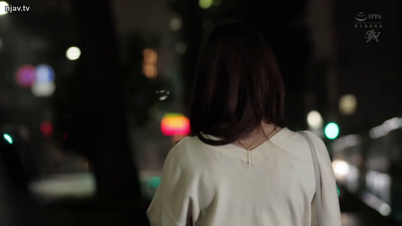 项链 · 行走 · 背影 · 白色V领上衣 · 都市夜景 · 赶路 · 深夜街道