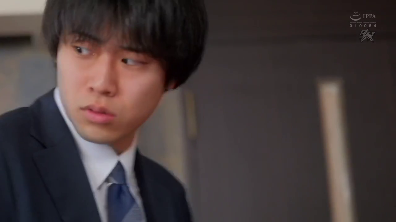 室内 · 脸部 · 站立 · 西装 · 男性 · 凝重 · 回头