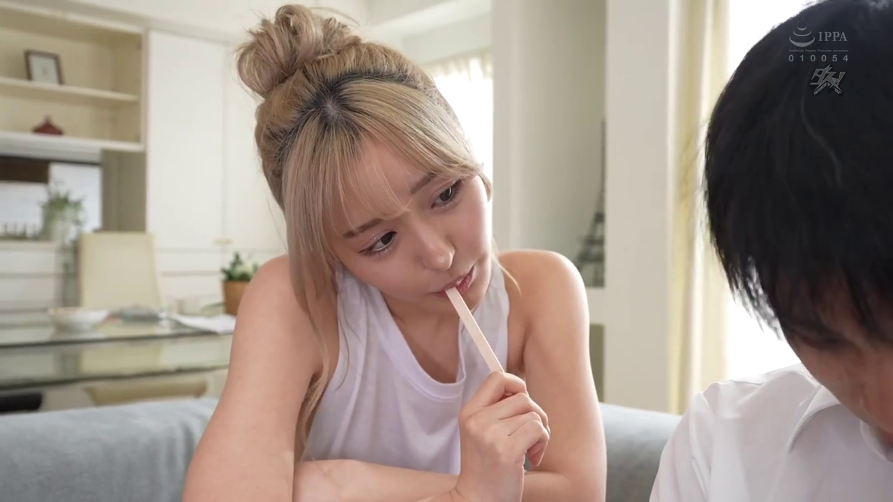 坐姿 · 面部 · 专注 · 室内客厅 · 白色吊带背心 · 叼物 · 棒棒糖棍 · 金发丸子头