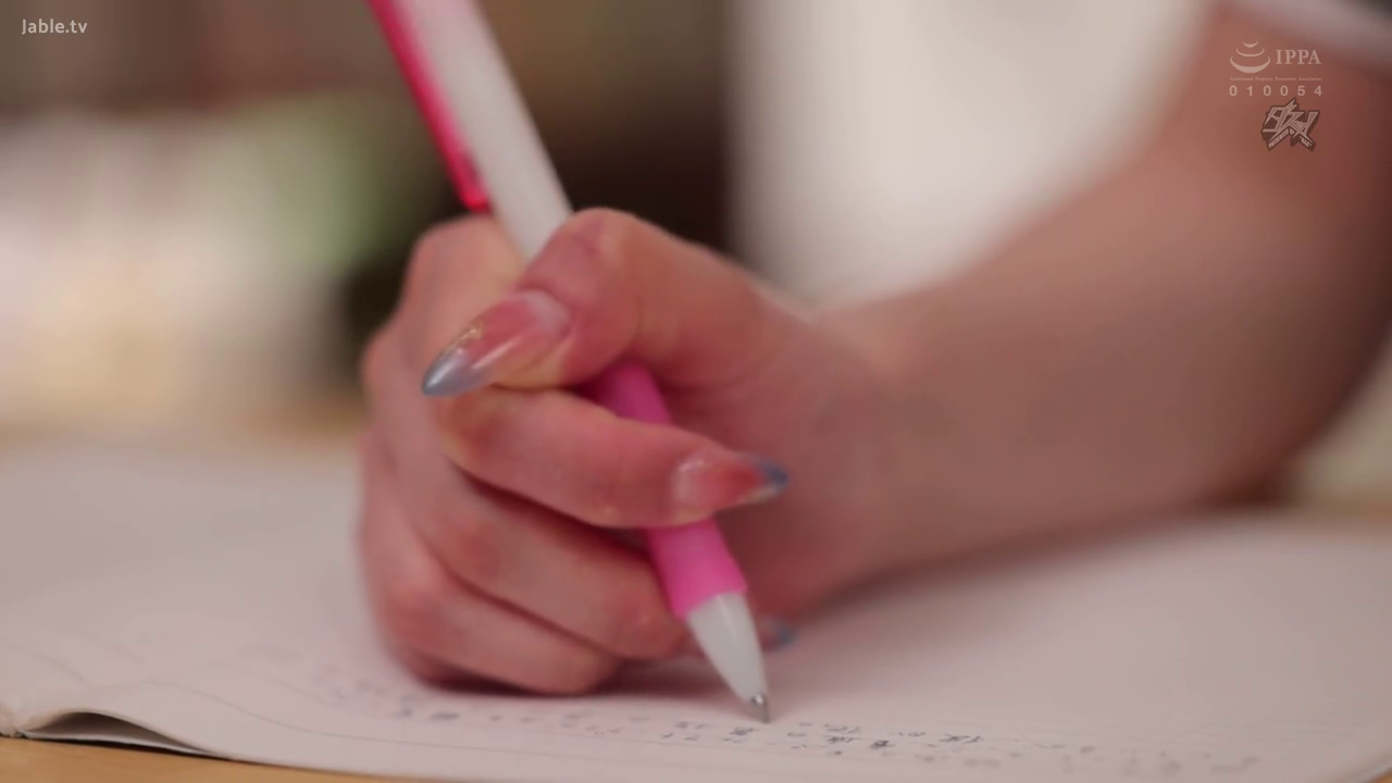 室内 · 手部 · 美甲 · 日常装 · 笔 · 书写 · 握持