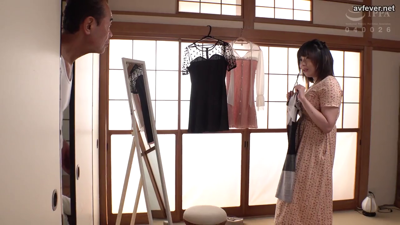 Stand · Japanese-style room · 全景 · 偷窥视角 · Floral print dress · Pleasant · 全身镜 · 试衣