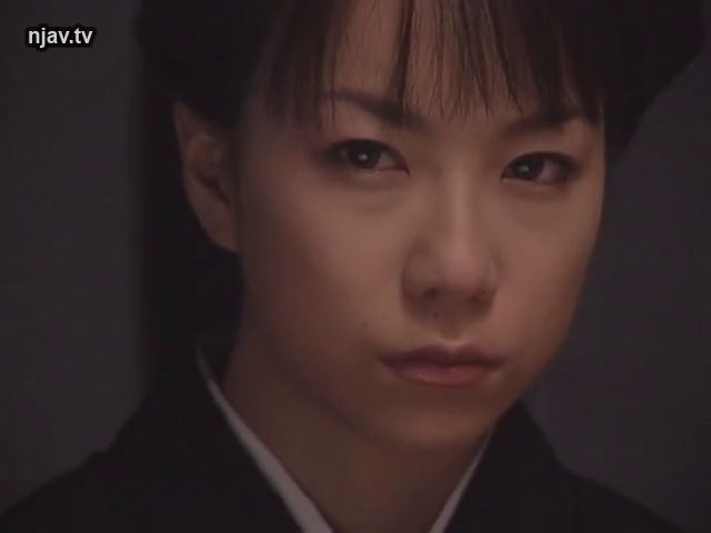 室内 · 严肃 · 面部特写 · 正坐 · 注视 · 和服 · 齐刘海