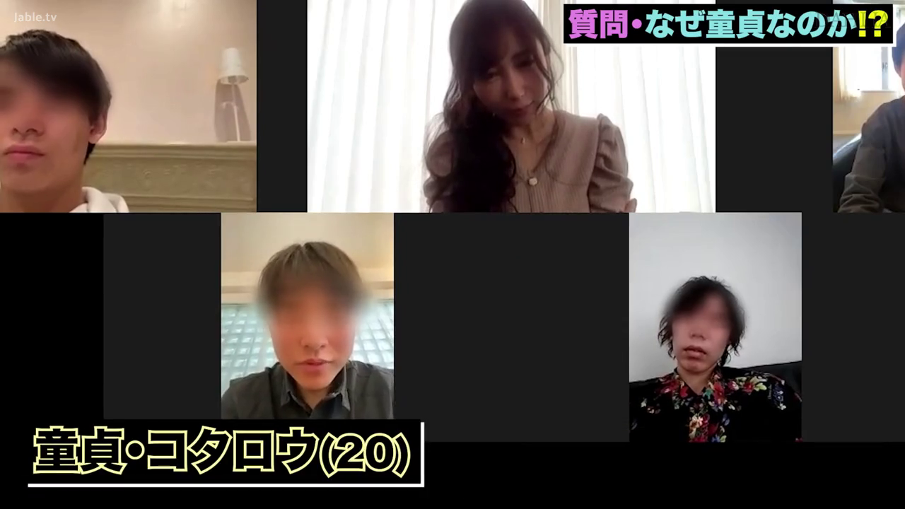 室内 · 坐姿 · 严肃 · 电脑 · 面部特写 · 便服 · 视频通话 · 多窗口画面