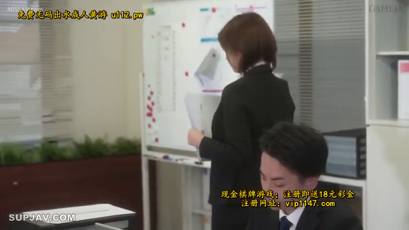 站立 · 严肃 · 职业西装 · 办公室 · 白板 · 中景 · 职场背景 · 整理文件