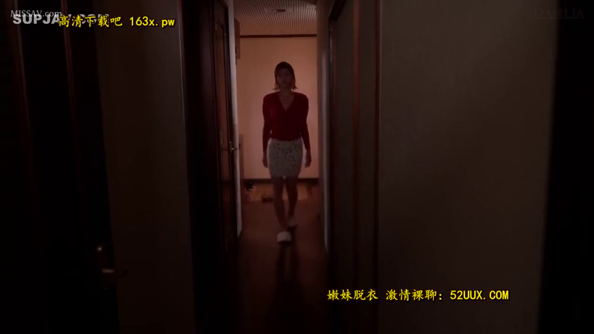 昏暗光线 · 远景 · 走廊 · 行走 · 模糊 · 房门 · 浅色迷你裙 · 走向镜头