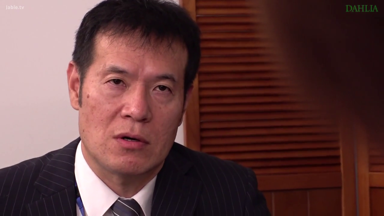 室内 · 坐姿 · 严肃 · 脸部特写 · 注视 · 挂绳 · 深色西装 · 中年男性