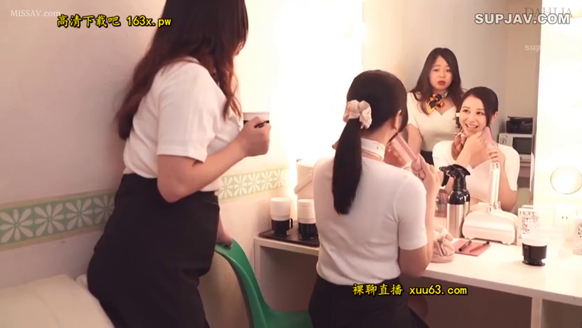 Stand · Smile · Business attire · Horizon · 化妆 · 杯子 · Dressing Room · 场景预览