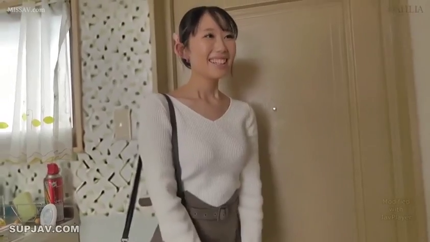 室内 · 站立 · 中景 · 站姿 · 微笑 · 居家 · 单肩包 · 白色针织衫