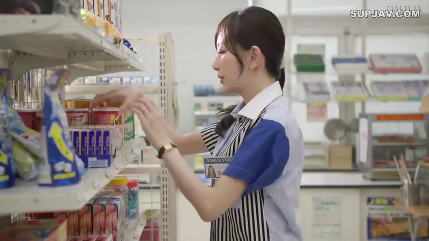 室内 · 专注 · 站立 · 便利店 · 货架 · 侧面中景 · 工作制服 · 整理货物