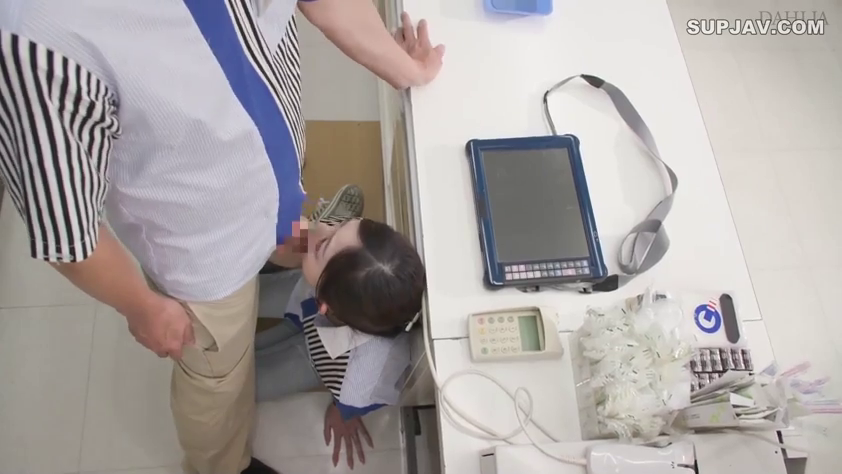 口交 · 跪姿 · 便利店制服 · 俯视 · 公共场所 · 收银台 · 收银机 · 未见