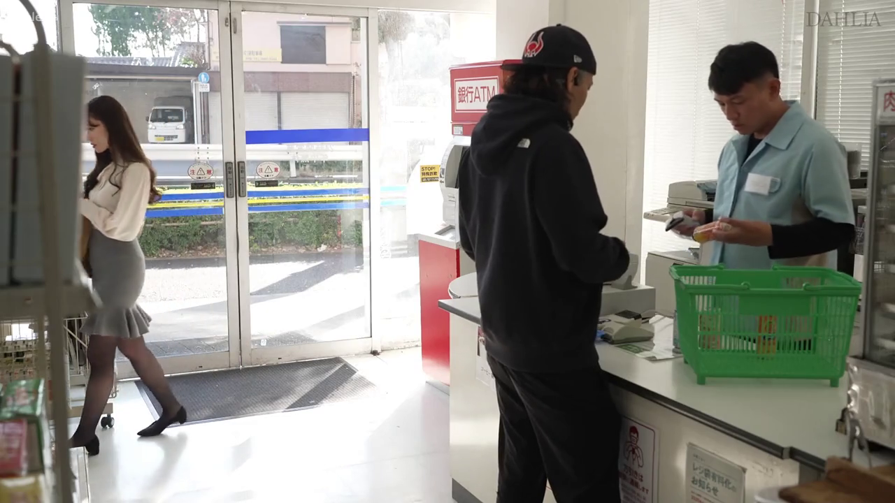 灰色短裙 · 全景 · 自然 · 行走 · 便利店 · ATM机 · 路过