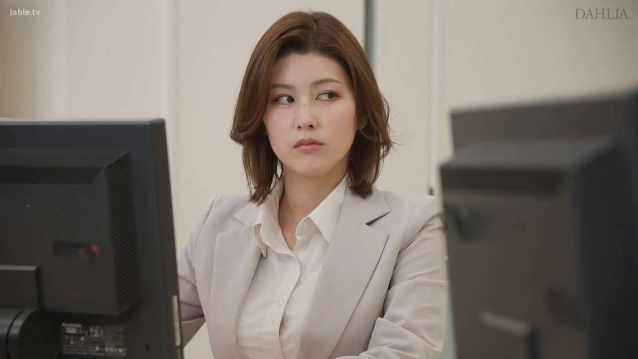 坐姿 · 严肃 · 办公室 · 面部特写 · 电脑显示器 · 注视 · 职场 · 正装