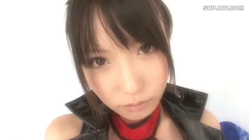 室内 · 顔のクローズアップ · 黒い革ジャケット · 凝視 · 冷艳 · 俯拍姿势 · 白底背景