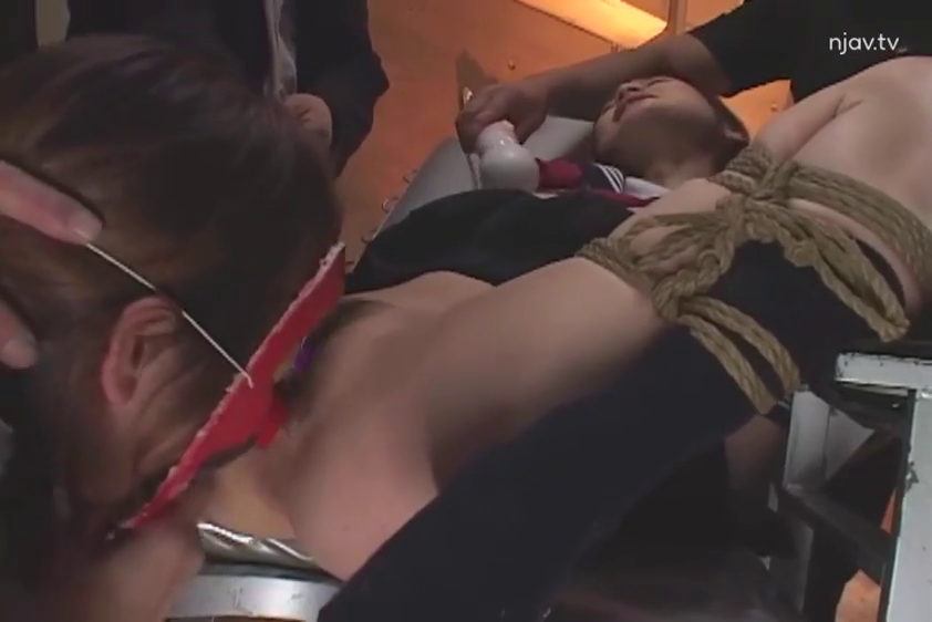 室内 · 闭眼 · 制服 · 绳索 · 躯干特写 · 绳艺 · 束缚行为 · 捆绑姿势