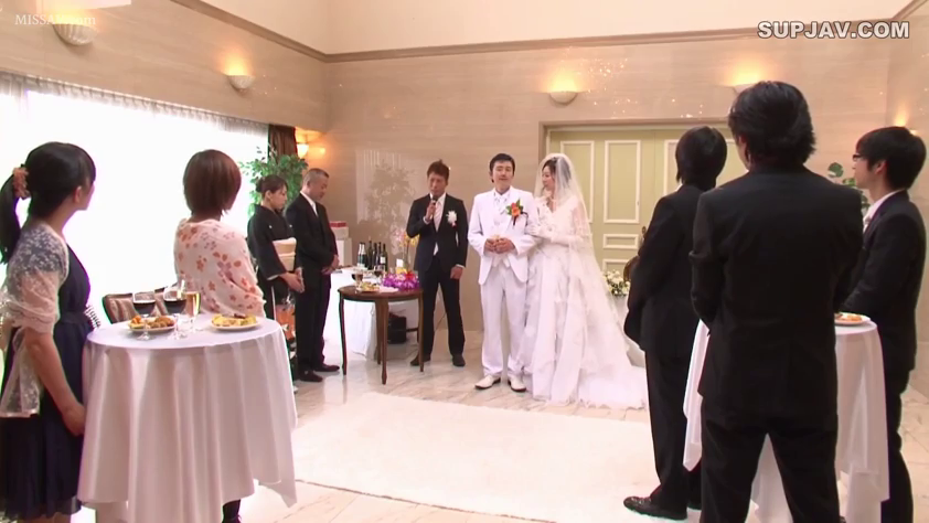 站立 · 遠景 · 餐桌与红酒 · 多人场景 · 礼堂 · 庄重 · 婚纱与西装 · 参加婚礼