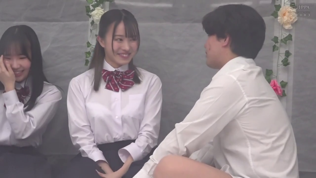 室内 · 座り姿勢 · 顔 · 微笑 · チャット · JK制服 · 純愛