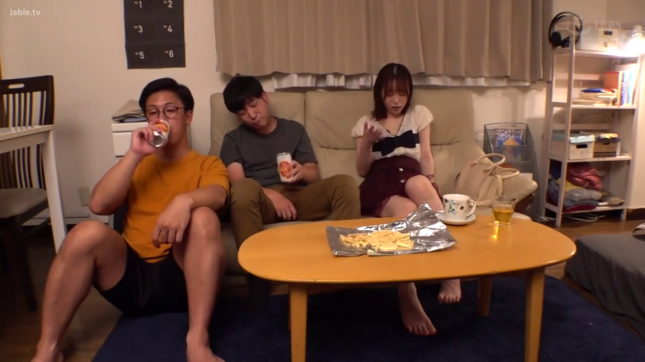 坐姿 · 全景 · 自然 · 客廳 · 多人 · 休闲服 · 饮酒 · 零食