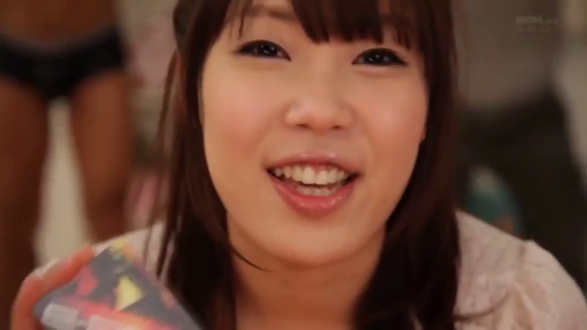 室内 · 脸部特写 · 展示 · 便服 · 正面 · 开心 · 齐刘海 · 商品盒