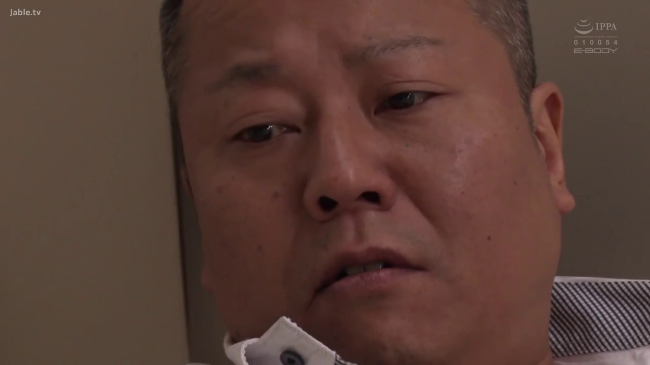 室内 · 条纹衬衫 · 呆滞 · 注视 · 静止 · 面部大特写 · 男性视角