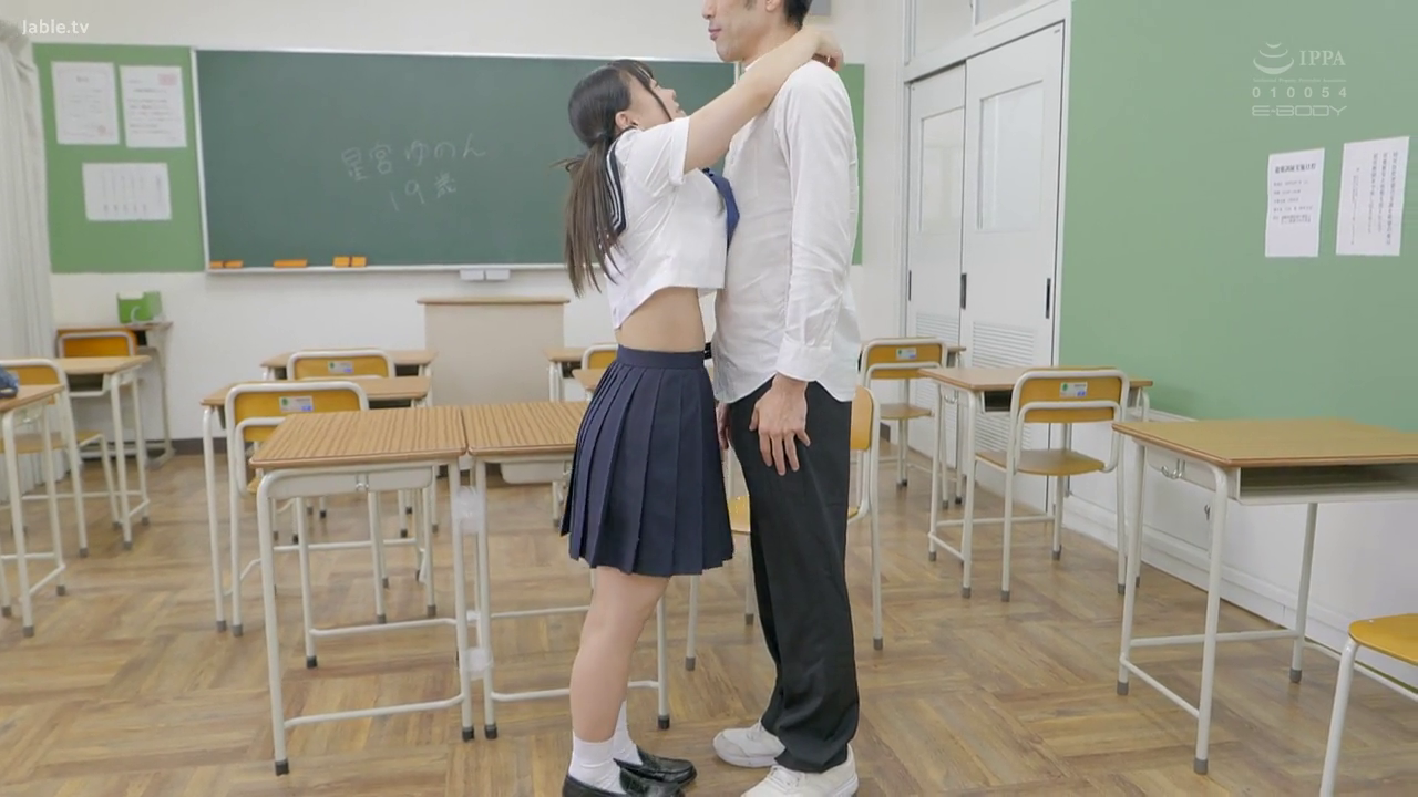 教室 · 制服 · 黑板 · 亲昵 · 露脐 · 站立拥抱