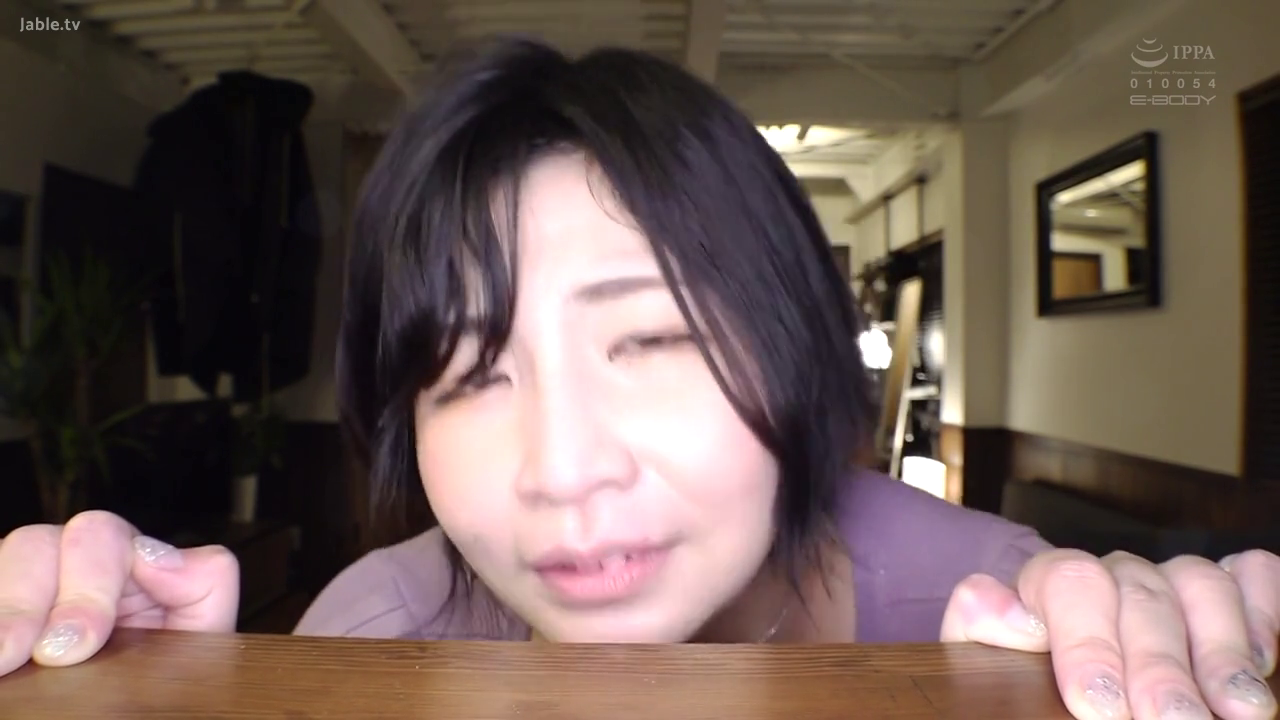 室内 · 迷离 · 面部特写 · 凝视 · 木桌 · 短发 · 紫色上衣 · 趴伏