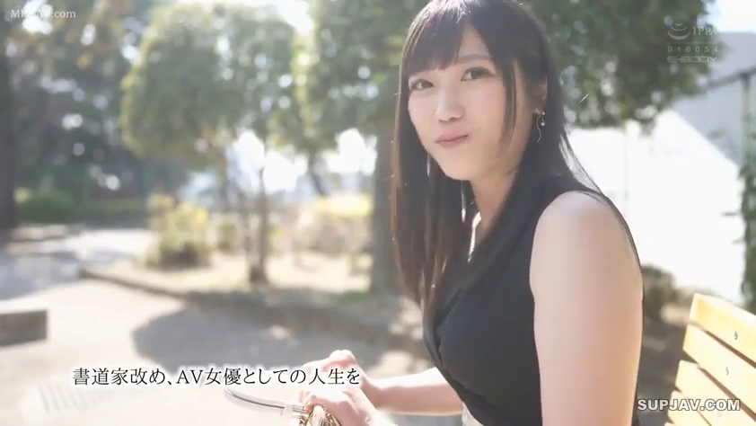 Sitting Posture · 自然 · Gaze · 侧脸特写 · 阳光 · Bench · 户外公园 · 黑色无袖装