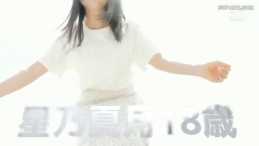 白色T恤 · 中景特写 · 站立姿势 · 自然表情 · 纯白室内 · 旋转展示 · 姓名标签 · 高曝光画面