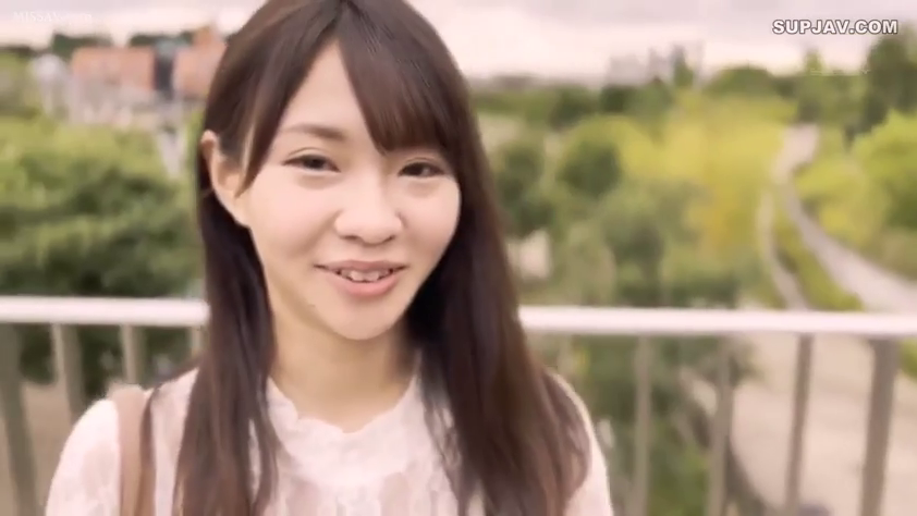 脸部特写 · 站姿 · 温柔 · 面对镜头 · 桥上 · 单肩包 · 蕾丝白衫 · 街拍感