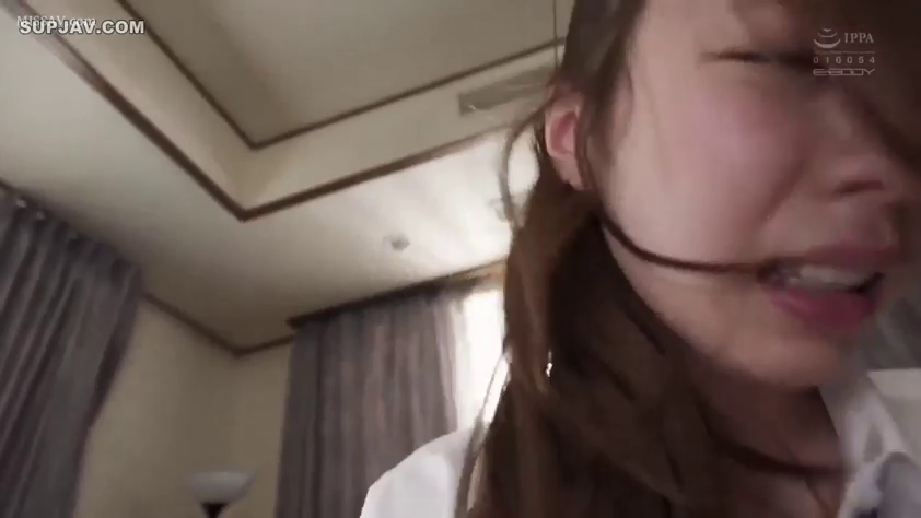 面部 · 卧室 · 站立 · 白色衬衫 · 痛苦 · 窗帘 · 模糊 · 哭泣