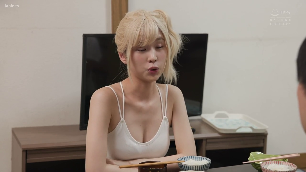 坐姿 · 半身特写 · 餐厅 · 碗筷 · 白色吊带背心 · 谈话表情 · 用餐行为 · 金发女性