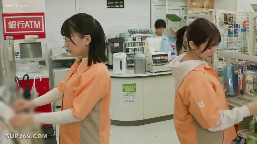 集中 · 站立 · 中景 · 便利店 · 货架 · 二人 · 便利店制服 · 理貨