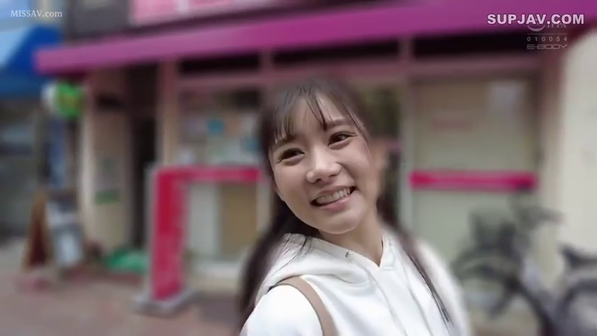 面部 · 站姿 · 微笑 · 街道 · 户外 · 背包 · 开心 · 白色卫衣