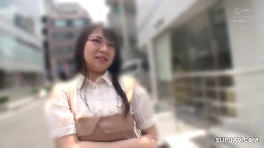 眼镜 · 站立 · 微笑 · 街道 · 背带裙 · 中景特写 · 背景模糊 · 抱胸