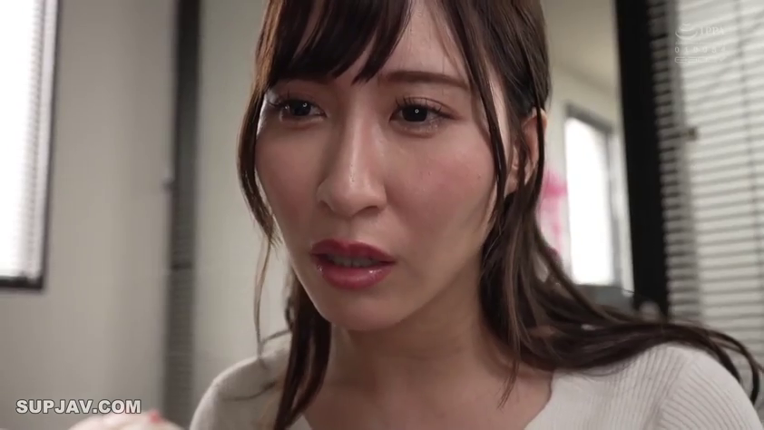 室内 · 面部特写 · 注视 · 长发 · 毛衣 · 正面 · 忧伤