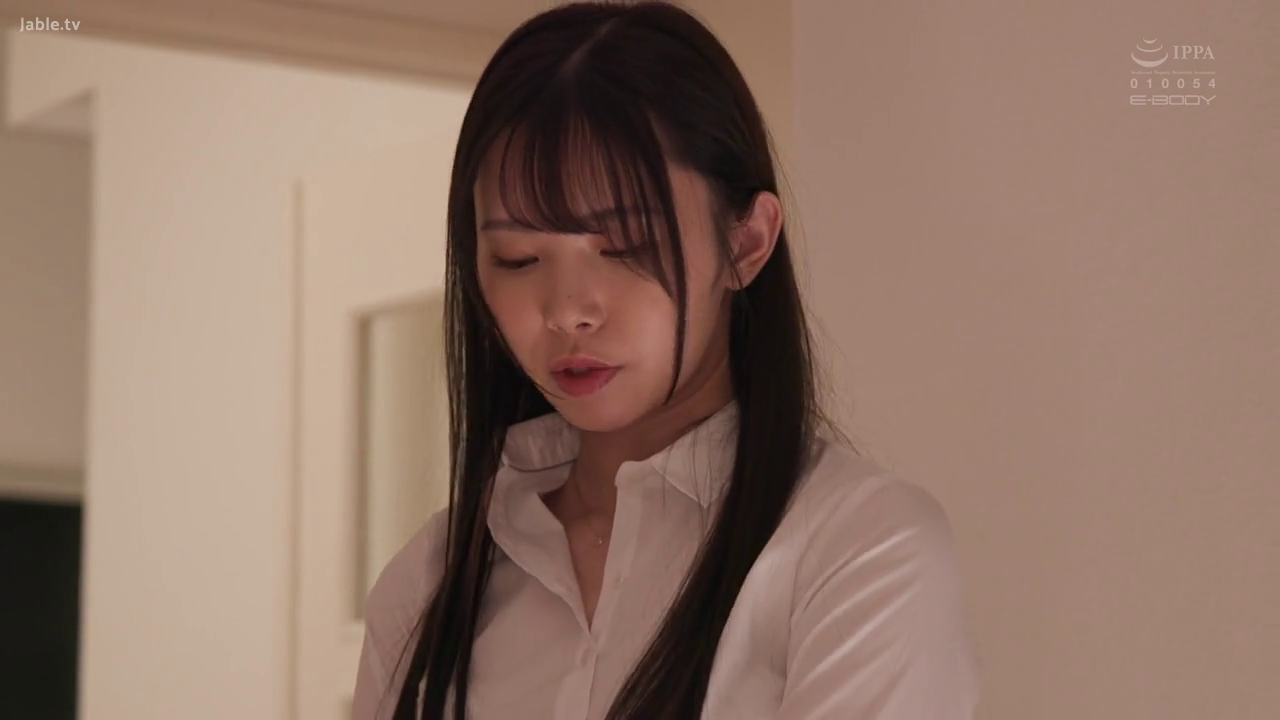 室内 · 頭を下げる · 平静 · 白色衬衫 · 半身特写 · 长发 · 静止