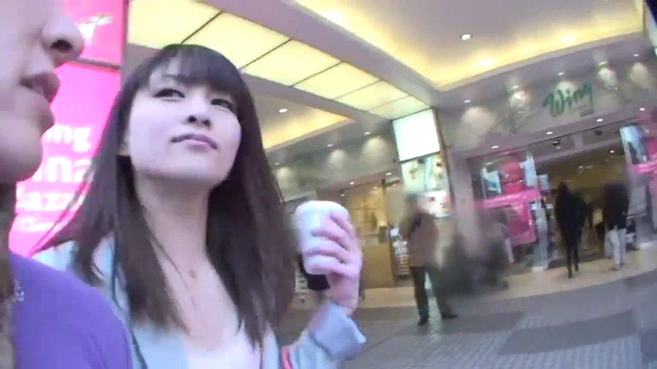 沉思 · 站立 · 面部特写 · 休闲装 · 户外 · 纸杯 · 拿杯子 · 商场门口