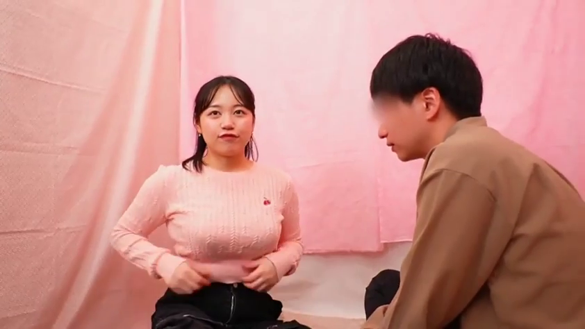 室内 · 坐姿 · 自然 · 半身 · 粉色针织衫 · 整理衣服 · 采访类