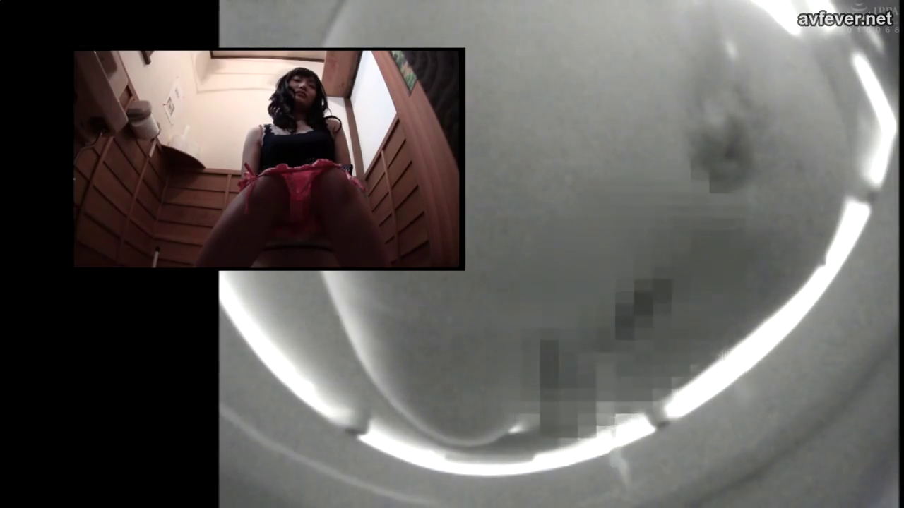 坐姿 · 黑色背心 · 偷窥视角 · 无表情 · 马桶 · 如厕 · 日式卫生间 · 仰视偷拍视角