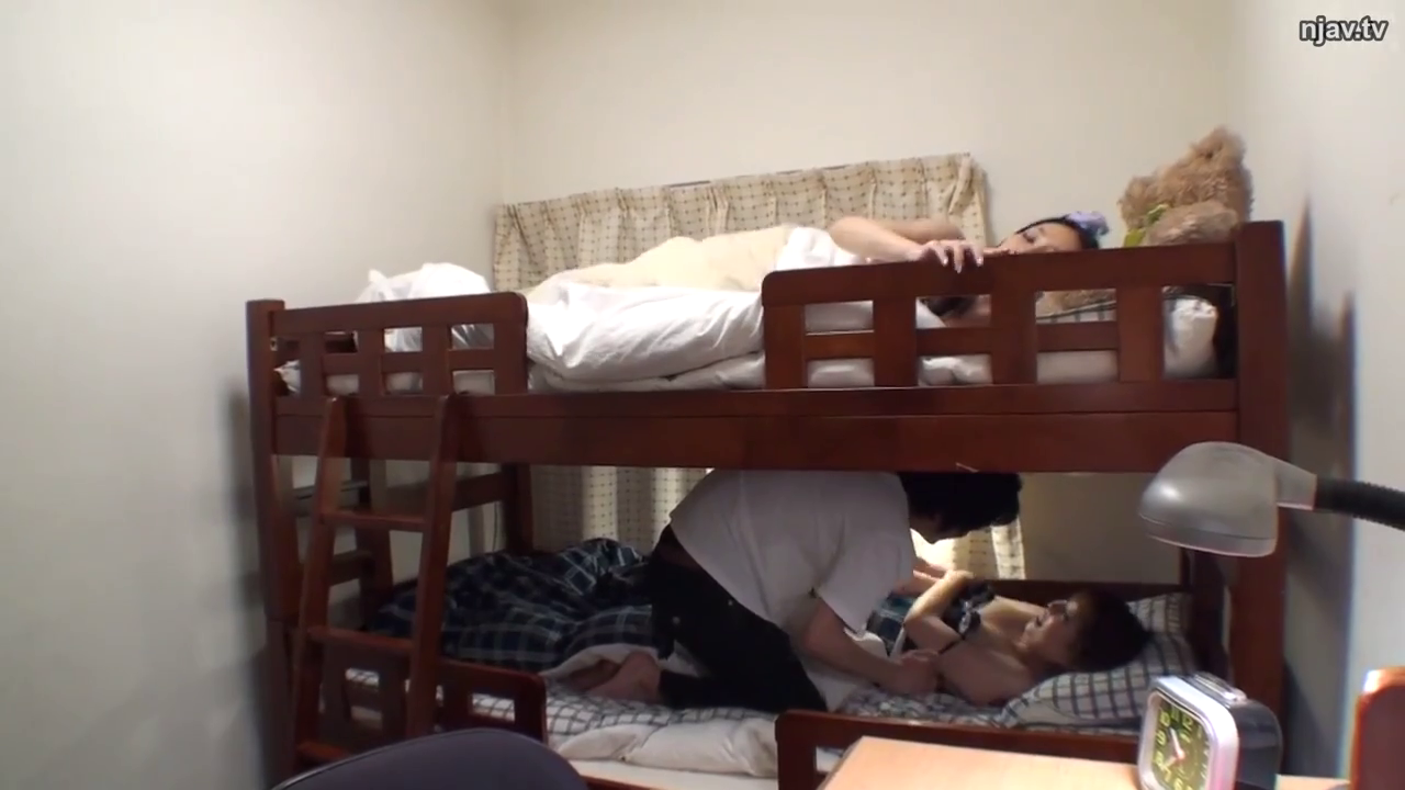 卧室 · 性行为 · 全景 · 便服 · 多人 · 惊慌 · 双层床 · 压制