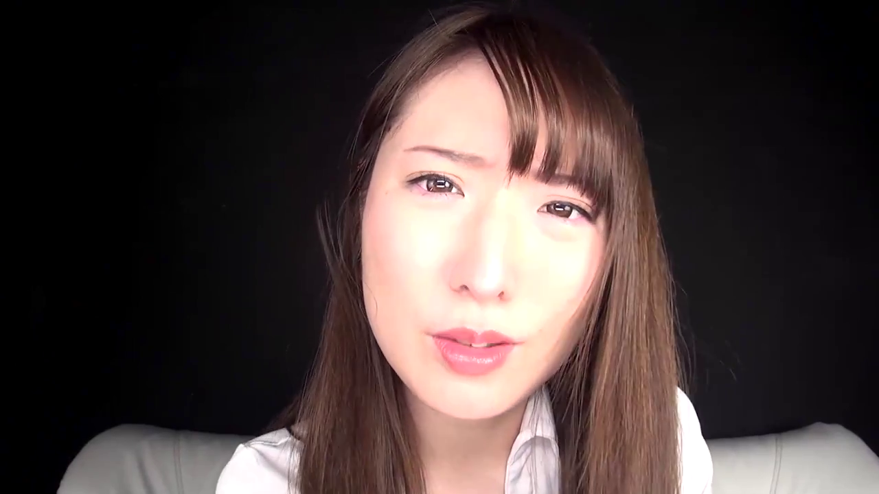 室内 · 楚楚可怜 · 顔部のクローズアップ · 白色衬衫 · レンズを見つめて · 正坐姿势 · POV视点