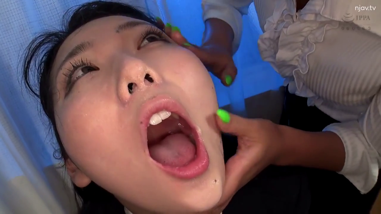 室内 · 脸部 · 张口 · 白色衬衫 · 仰头 · 痛苦 · 调教 · 绿指甲