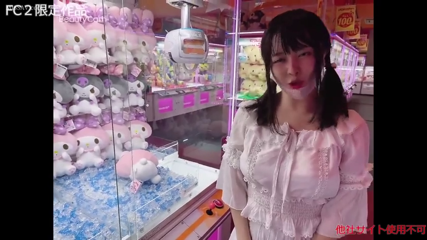 站立 · 自然 · 上半身特写 · 白色蕾丝花边上衣 · 讲话 · 室内灯光 · 抓娃娃机 · 抓娃娃机前