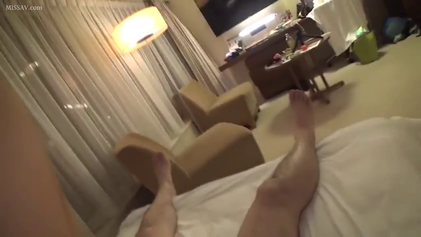 床 · 酒店房间 · 仰卧 · 第一人称视角 · 裸体 · 腿部特写 · 准备活动