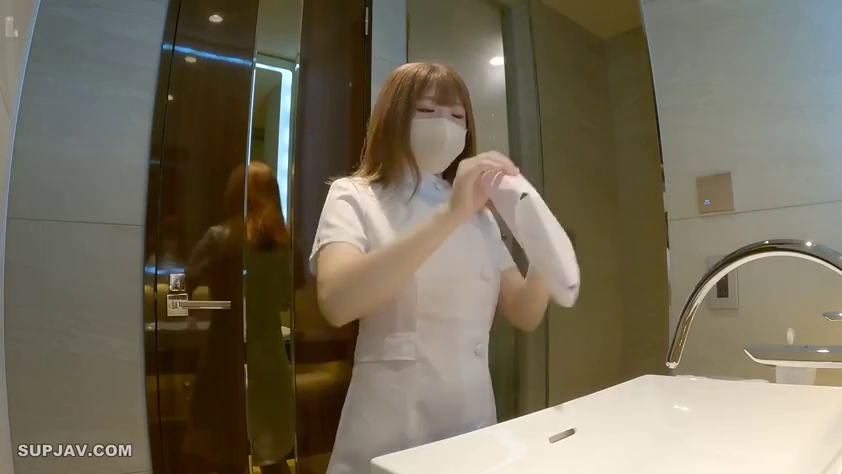 口罩 · 站立 · 平静 · 半身 · 镜子 · 生活化 · 整理物品 · 盥洗室