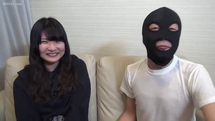 客厅 · 并排坐 · 交流 · 笑容 · 黑色面罩 · 黑色衬衫 · 人物中景 · 素人采访