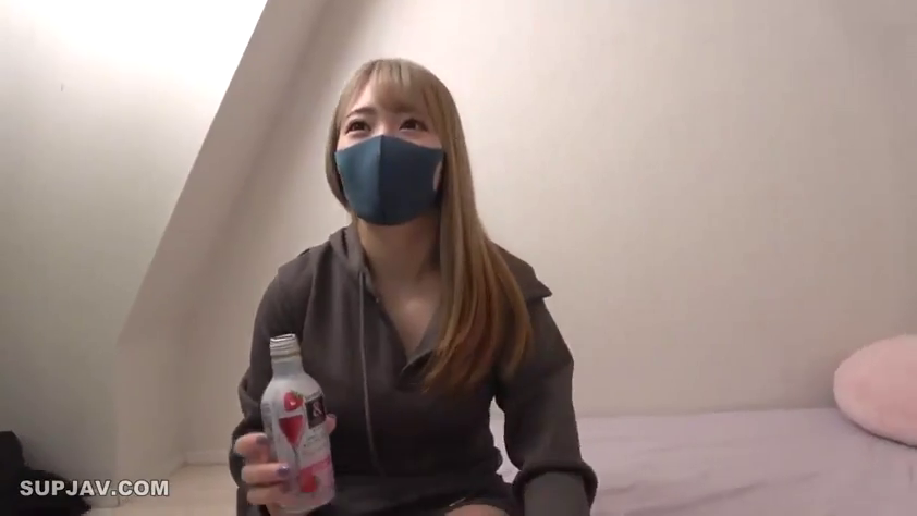 坐姿 · 卧室 · 口罩 · 正常 · 持瓶 · 褐色卫衣