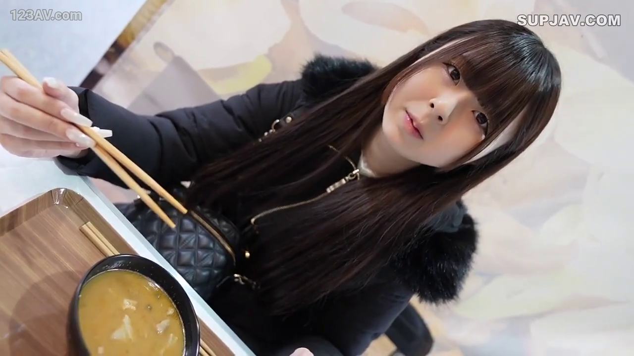 Sitting Posture · Close-up of the face · bland · 室内餐厅 · Daily life · 汤碗 · 黑色羽绒服 · 进食中