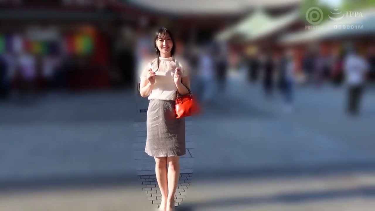 站立 · 全景 · 微笑 · 提包 · 职业装 · 户外 · 户外露出 · 透明服装