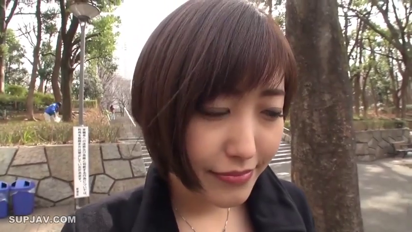 微笑 · 面部特写 · 短发 · 银色项链 · 微低头 · 公园路边 · 垃圾桶 · 含蓄