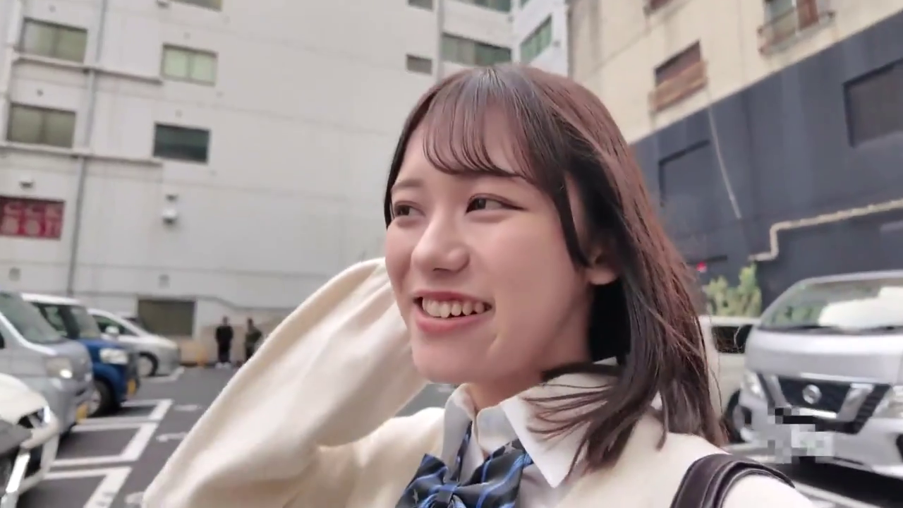 站立 · 微笑 · 半身 · JK制服 · 屋外 · 停车场 · 拨弄头发